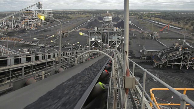 煤矿中快速移动的煤炭输送机。视频素材
