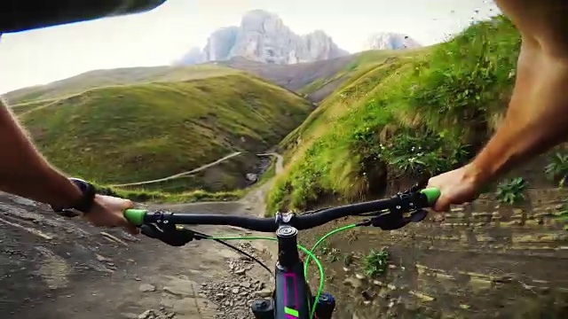 极限POV在阿尔卑斯山上骑行视频素材