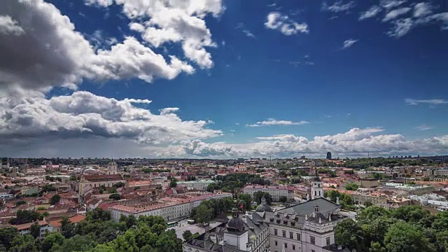 立陶宛维尔纽斯老城的每日航拍全景时间流逝。视频下载