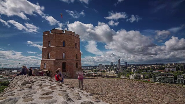 立陶宛维尔纽斯Gediminas塔的时间流逝。视频下载