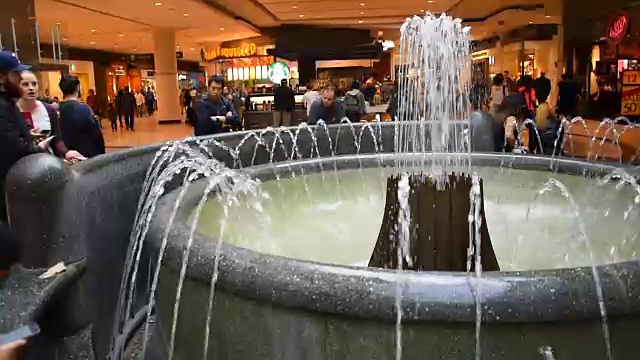 伊顿中心喷泉，购物者和游客的会议地点参观这个地标视频下载