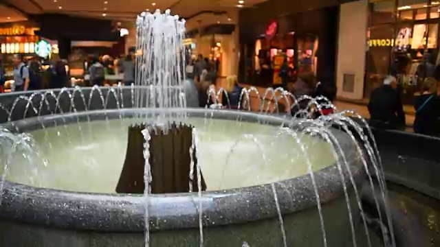 伊顿中心喷泉，购物者和游客的会议地点参观这个地标视频素材