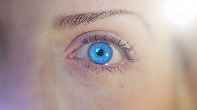 蓝色的眼睛盯着。高清视频素材