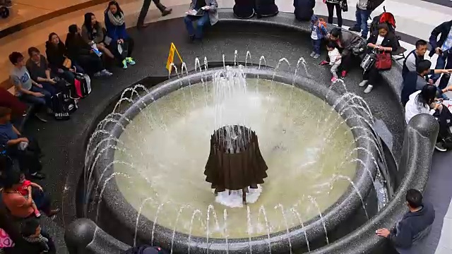 伊顿中心喷泉，购物者和游客的会议地点参观这个地标视频下载