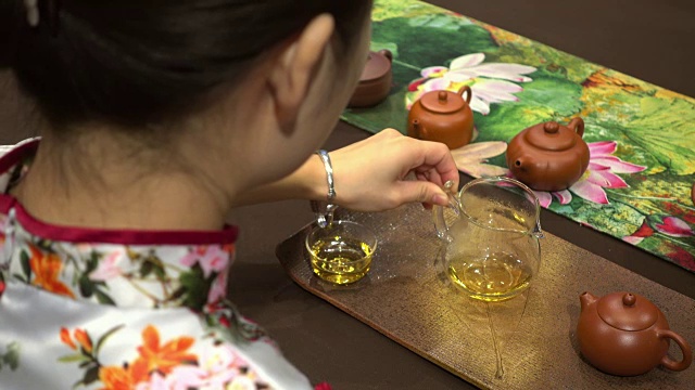 年轻的中国女子品茶视频下载
