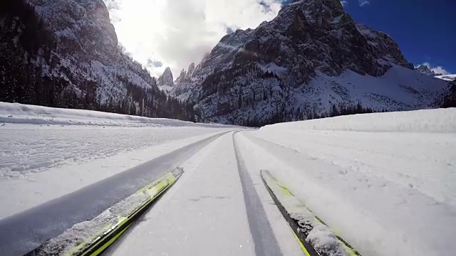 HD-Motion效果:越野滑雪动作的特写镜头视频素材