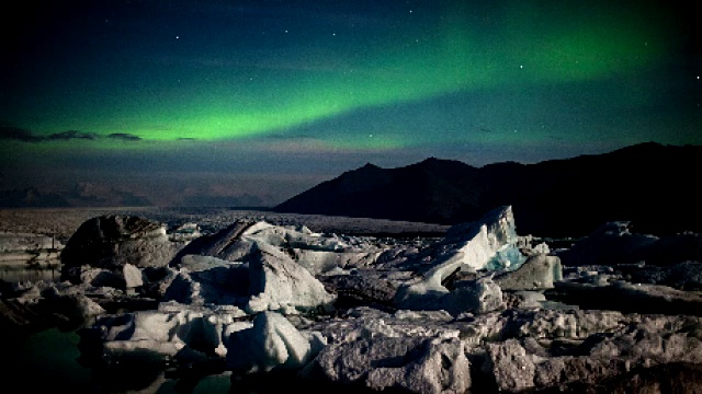 冰岛Jokulsarlon礁湖上空的北极光视频下载