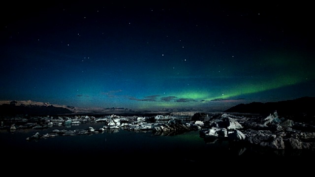 冰岛Jokulsarlon礁湖上空的北极光视频素材