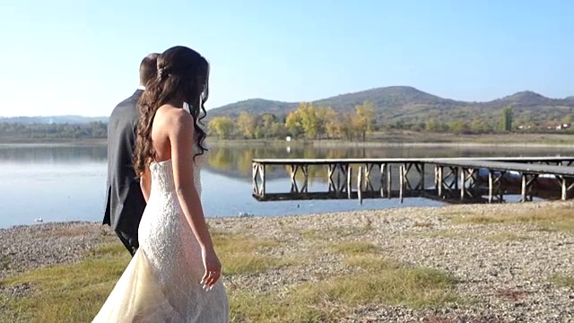 浪漫的湖边漫步视频素材