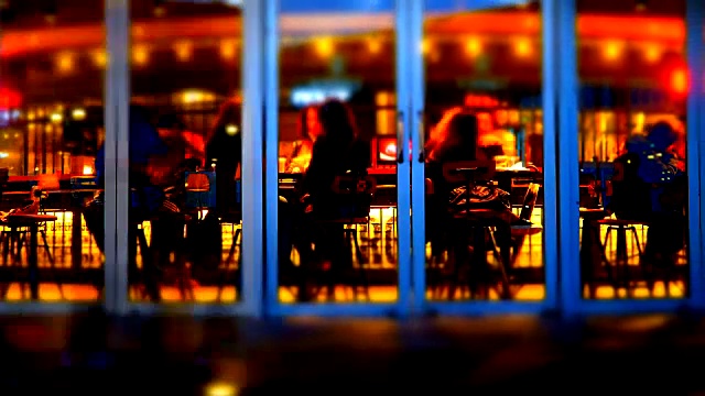 时光流逝:拥挤的人群在咖啡馆里视频素材