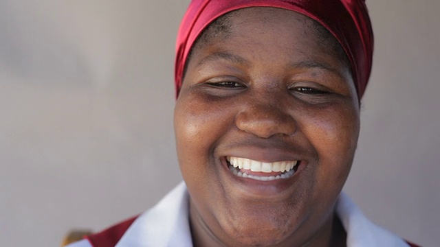 一个快乐的非洲女人的近距离微笑视频素材