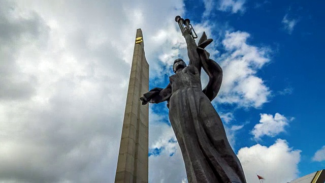 时间流逝的方尖碑Â«明斯克是Hero-cityÂ»与雕像。白俄罗斯。视频下载