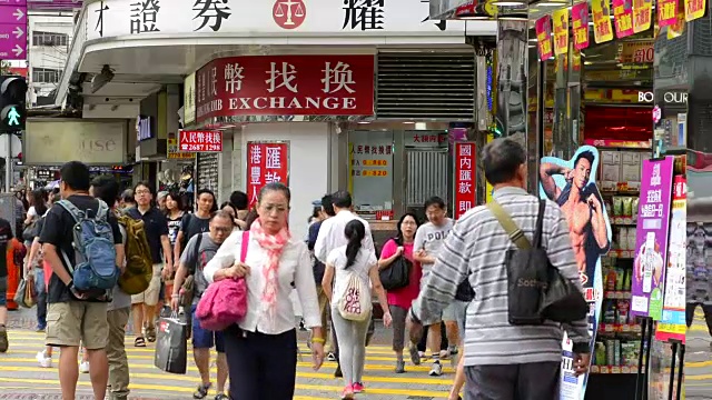 香港中国九龙著名的Natrhan街与当地人散步和购物视频素材