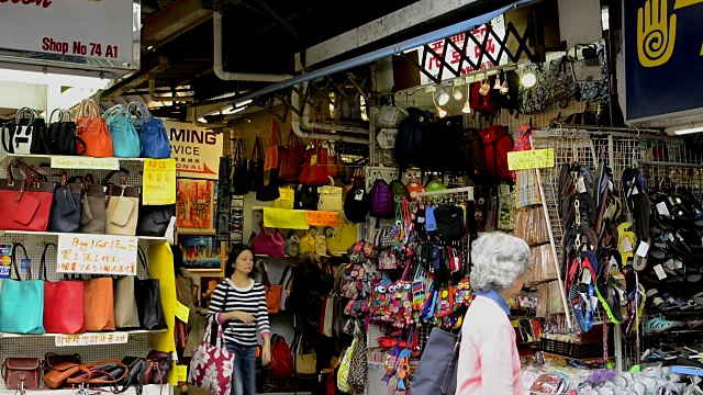 香港中国赤柱市场的商店，游客在著名的乡村商店购买纪念品视频素材
