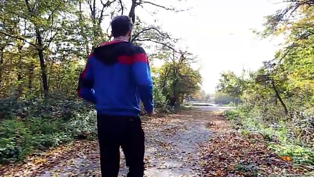 男子在公园慢跑视频素材