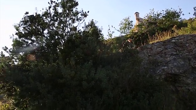 骑山地车的人沿着鹅卵石小路下山，日出视频素材