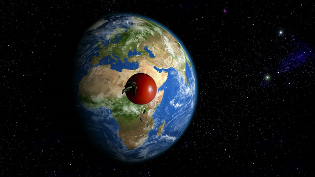 西红柿绕着缓慢旋转的地球旋转视频素材