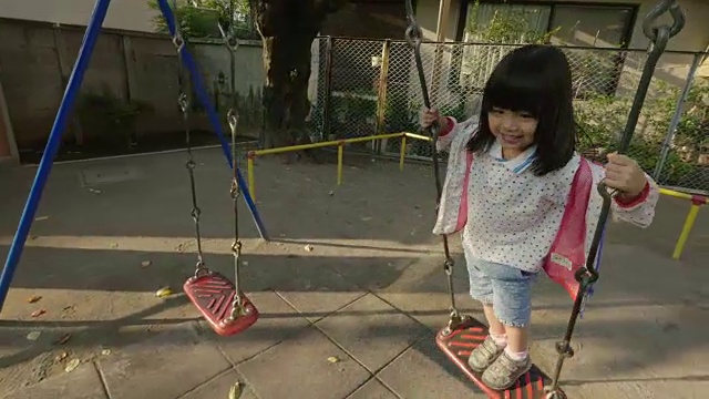 日本小女孩在秋千上视频素材