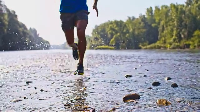 SLO MO男人在河边跑步视频素材