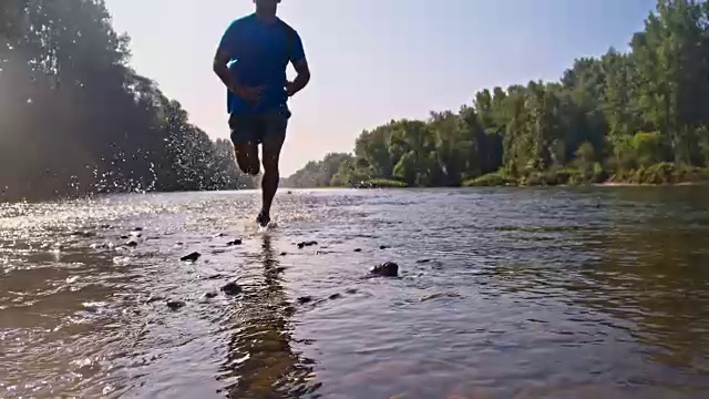 SLO MO河边慢跑视频素材