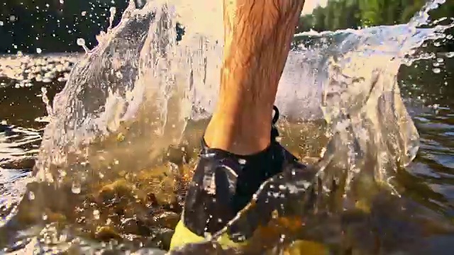 SLO MO跑步者在河里溅水视频素材