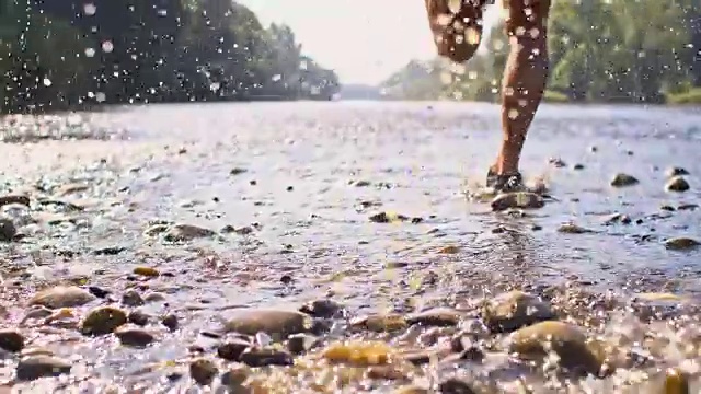 SLO MO Man慢跑过河视频素材