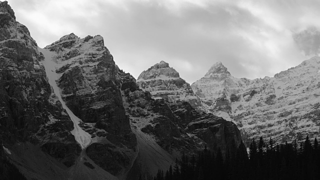 加拿大落基山脉黑白相间视频素材