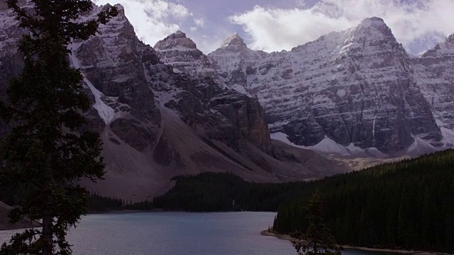 冰碛湖，加拿大阿尔伯塔省视频素材