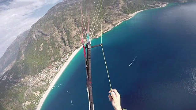 在地中海上空飞行的滑翔伞视频下载