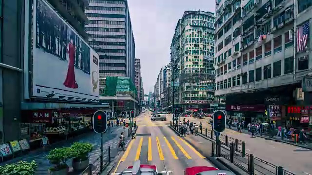 从一辆飞驰在白天的香港街道上的有轨电车的视角，中国香港视频素材