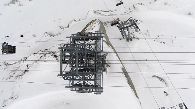 瑞士瓦莱市韦尔比尔滑雪缆车的正上方视频素材