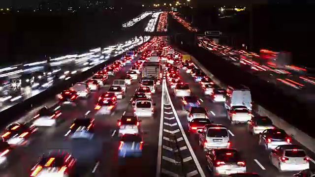 进入首都的高速公路高峰时段交通拥挤视频下载