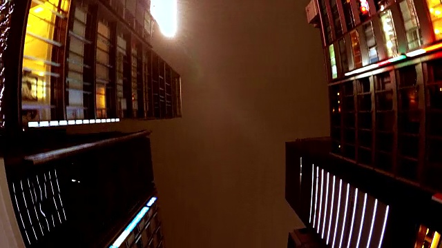 在夜晚仰望这座建筑——4K视频素材