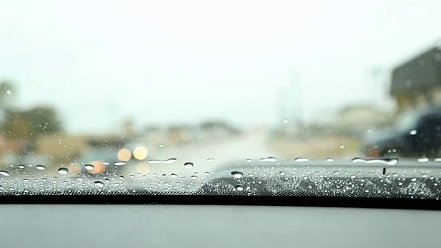 极端天气。开车时下大雨。挡风玻璃。视频素材