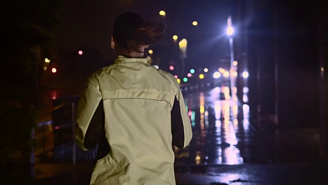 SLO MO TS女性晚上在城市里慢跑视频素材