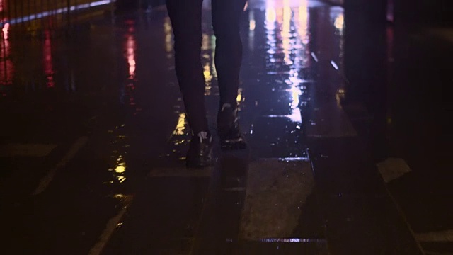 SLO MO TS Legs在雨夜的城市里奔跑视频素材