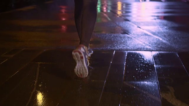 SLO MO TS女性的腿在城市的夜晚慢跑视频素材