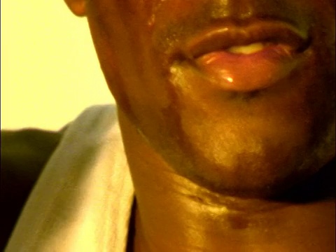 SEPIA极端近距离的黑人男性运动员的出汗的脸做dip练习看镜头视频下载