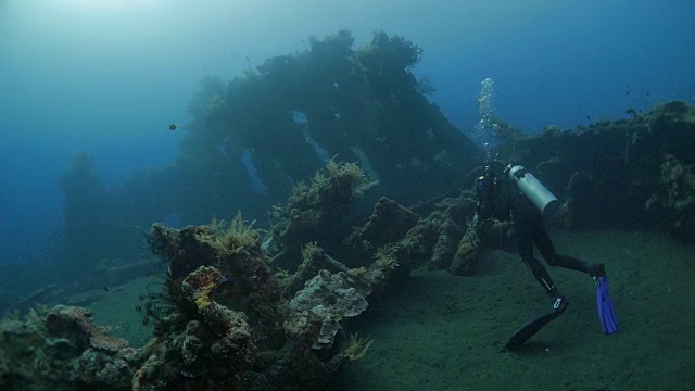 潜水员在USAT沉船前，印度尼西亚，4K视频下载