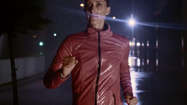 SLO MO TS女性跑步者在城市的夜晚视频素材