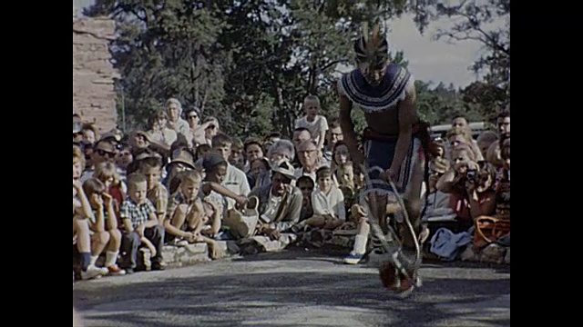 1966年，家庭电影/人表演美国土著圈舞视频素材