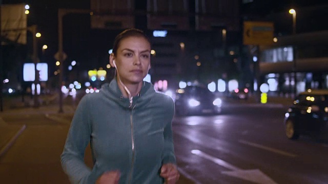 晚上在城市街道上慢跑的女人视频下载