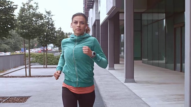 SLO MO TS女人早晨在城市里跑步视频下载
