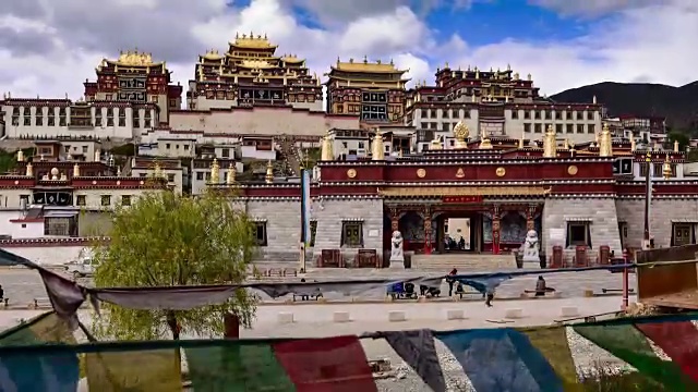 中国云南香格里拉镇的松赞林寺视频下载