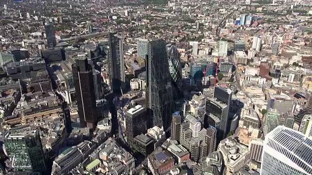 航拍伦敦城，从南到西南的重点摩天大楼的特写，包括奶酪刨，威利斯大厦，42号塔，苍鹭塔和小黄瓜视频下载