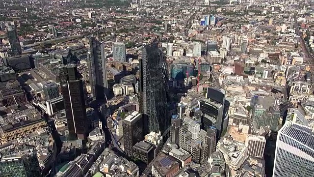 从西面鸟瞰伦敦城，可以近距离看到标志性的摩天大楼，包括奶酪刨、42号塔、苍鹭塔和威利斯大厦视频下载