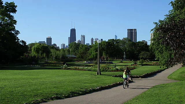 林肯温室公园的草坪和芝加哥天际线视频下载