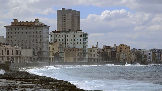 古巴哈瓦那，马列孔号上的波浪视频下载