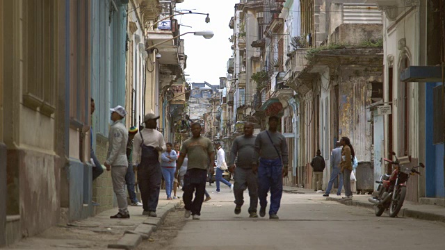 古巴哈瓦那老城的一条住宅街道视频下载