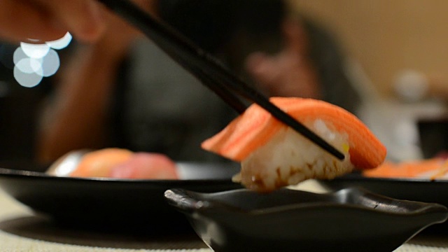 HD:吃寿司的日本食物视频素材